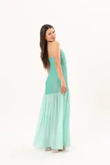Vestido largo color verde agua, con tirantes finos, escote recto y falda larga fluida con panel fruncido en la parte superior.