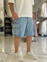 Bermuda cargo de jean color celeste con lavado ácido, corte oversize y bolsillos laterales con solapa.