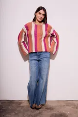 Sweater de punto con rayas verticales en tonos beige, naranja, marrón y fucsia.