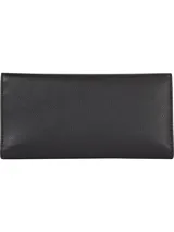 Billetera grande de Tommy Hilfiger en color negro con textura granulada, cierre de botón a presión y monograma TH metálico en tono dorado en la parte frontal.