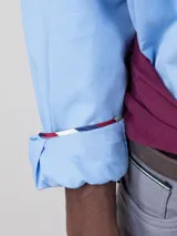 Camisa celeste de algodón con cuello abotonado, corte regular fit, manga larga con puños simples y logo bordado en el pecho.