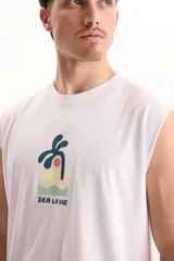 Musculosa blanca de algodón con estampado en la espalda que incluye una palmera, un sol, una isla y la frase "Sea La Vie".