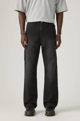 Pantalón tipo carpenter de corte holgado y recto, con diseño de cinco bolsillos y costuras reforzadas características del estilo utilitario.