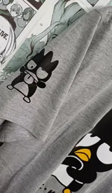 Remera gris con estampado de Badtz Maru, personaje de Sanrio.