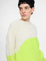 Sweater tejido en jersey con diseño a bloques de color blanco y azul.