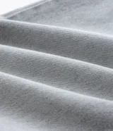 Pantalón de jean recto color gris claro, con cintura media, cierre de botón metálico y cremallera. Incluye bolsillos delanteros, un bolsillo monedero pequeño y bolsillos traseros aplicados.