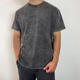 Remera de algodón con efecto lavado (acid wash) en color gris oscuro, de corte regular y cuello redondo.