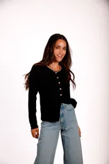 Blusa de morley elastizado color blanco, con escote en V y botones dorados.