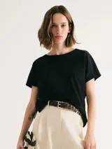 Blusa de manga corta con cuello redondo y corte regular, confeccionada en tejido de algodón liso color marrón.