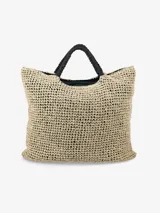 Bolso tipo tote grande confeccionado en papel tejido con trama calada estilo crochet, color beige, con asas de mano negras tejidas. Cuenta con interior forrado y bolsillo interno con cierre.
