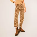 Pantalón de jean con estampado de cebra en tonos marrones y beige, de corte recto y tiro medio.