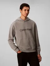 Buzo con capucha de corte regular, confeccionado en mezcla de algodón regenerado y poliéster reprocesado. Presenta diseño de manga larga, puños y cintura acanalados, bolsillo tipo canguro y logo de la marca estampado en el pecho.