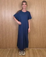 Vestido largo tipo remerón, suelto y cómodo, de corte recto con mangas cortas y cuello redondo.
