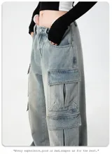 Pantalón de jean azul claro lavado, de corte ancho y holgado (oversize), con múltiples bolsillos cargo en los laterales.