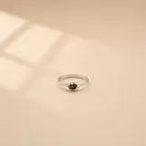Anillo de plata 925 con diseño delgado y piedra central marrón en formato marquesa.