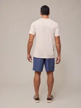 Short de baño azul con cintura elástica blanca y cordón ajustable.