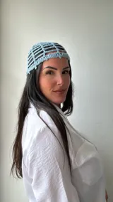 Gorro celeste de crochet con diseño de red.