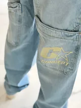 Pantalón de jean baggy color celeste claro, de corte ancho y estilo urbano.