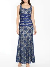 Vestido largo de fiesta azul con encaje floral y detalles de bandas horizontales lisas en la parte superior.