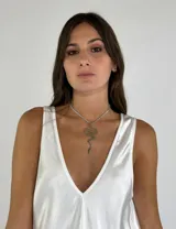 Collar con dije de serpiente plateada y cordón fino color gris.