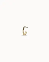 Pendiente tipo piercing de aleación de metales bañada en plata, con forma de aro curvo y un pequeño detalle esférico en el extremo inferior.