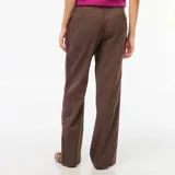 Pantalón marrón con diseño a cuadros, corte palazzo, cintura alta con pinzas, bolsillos laterales y bandas laterales en color borgoña.