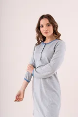 Camisón gris melange de lanilla con cuello redondo y botones en el frente. Presenta ribete azul en cuello y puños.