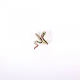 Anillo dorado con forma de serpiente, adornado con cristales multicolor.