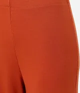 Pantalón pantalona femenino Marfinno de corte amplio y fluido, confeccionado en tejido acanalado con textura vertical y cintura elástica.