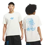 Remera de algodón color blanco con cuello redondo y mangas cortas. Presenta el logo de Adidas Trefoil en azul en el pecho y un diseño gráfico de un dragón en azul en la espalda.