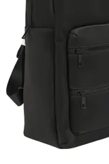 Mochila urbana color negro, confeccionada en material resistente, con compartimento principal amplio, dos bolsillos frontales con cierre y correas ajustables para los hombros.