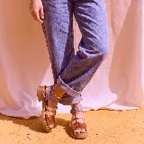 Sandalias de plataforma baja con múltiples tiras frontales y tobillera ajustable con hebilla, combinando tonos marrón, beige y texturas estampadas.