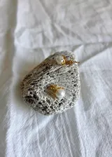 Par de aros dorados con perlas blancas.