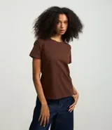 Remera básica de manga corta y cuello redondo, confeccionada en algodón liso de color marrón.