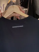 Musculosa unisex de corte oversize confeccionada en algodón premium de alto gramaje. Presenta un diseño minimalista en color negro con bordado de alta calidad en el frente y en la espalda.