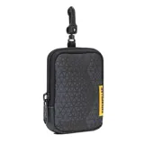 Bolso tipo mini pouch marca Caterpillar, color negro con diseño geométrico y etiqueta lateral amarilla con el logo de la marca. Cuenta con cierre de cremallera y gancho mosquetón superior.