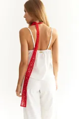 Corbatín de encaje rojo.