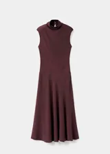 Vestido largo de corte evasé en color marrón oscuro, con cuello alto y cierre de botones en la parte posterior. Presenta un diseño sin mangas con tirantes anchos y una costura diagonal en la cintura que aporta estructura a la prenda.