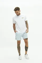 Short de baño con diseño de rayas verticales en color blanco y celeste. Cuenta con cintura elástica con cordón ajustable, dos bolsillos laterales y un bolsillo trasero.