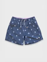 Short de baño celeste con rayas verticales blancas y estampado de flores blancas.