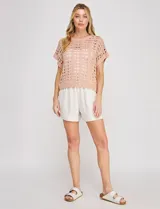 Short de lino marca Allie Rose, de tiro alto y corte holgado en color beige, con cintura elastizada y costura de nervadura vertical en el frente.