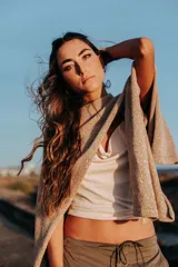 Ruana abierta color beige con brillos dorados.