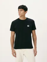 Camiseta de manga corta color negro con cuello redondo y parche con logo de la marca Hering en el pecho.