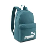 Mochila Puma Phase color verde con logo Puma estampado en blanco. Tiene un compartimento principal con cierre y un bolsillo frontal con cierre. Las correas son acolchadas y ajustables.
