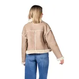 Campera de estilo aviador en color taupe, confeccionada en material símil gamuzado con interior y detalles de bordes en corderito sintético color crema. Presenta cierre frontal, dos bolsillos frontales con solapa y botones metálicos, y cuello solapa.