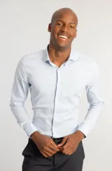 Camisa de manga larga en color celeste, confeccionada en tejido de tricolina con elastano. Presenta un diseño liso, cuello clásico y cierre frontal con botones.