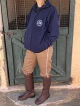 Bota alta de cuero marrón, con suela de goma y tira decorativa con hebilla metálica en la parte superior de la caña.