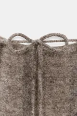 Jersey de punto de cuello redondo y manga por debajo del codo, con detalle de espalda descubierta y lazo de ajuste.