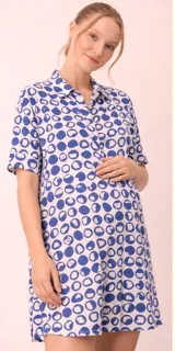 Camisa maternal de manga corta con diseño holgado, confeccionada en viscosa suave. Presenta un estampado de cuadros grandes en color rojo y crema, cierre frontal con botones y bolsillos laterales.