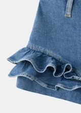 Short de denim azul con tiro regular y detalle de volados en los laterales.